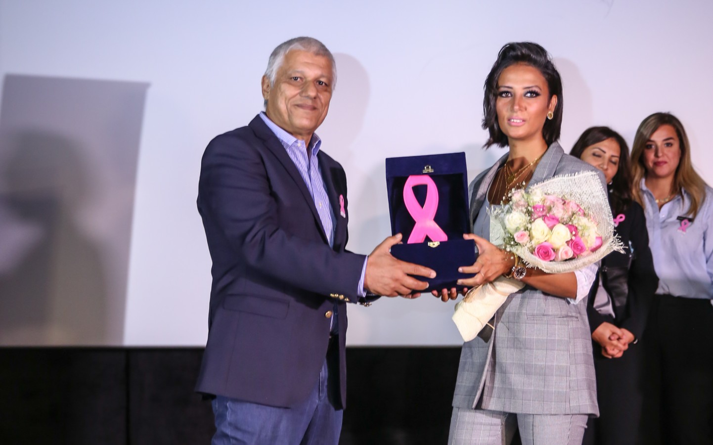 مستشفى بهية يكرّم ياسمين غيث لدعمها مرضى سرطان الثدي