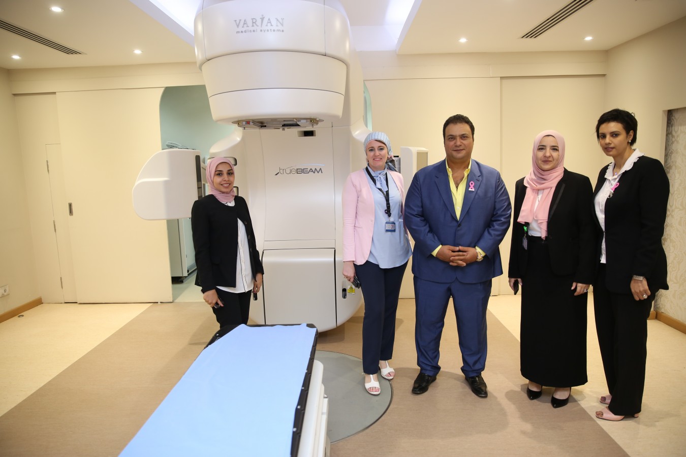 مراد مكرم يشارك محاربات السرطان انتهاء رحلة العلاج الإشعاعي