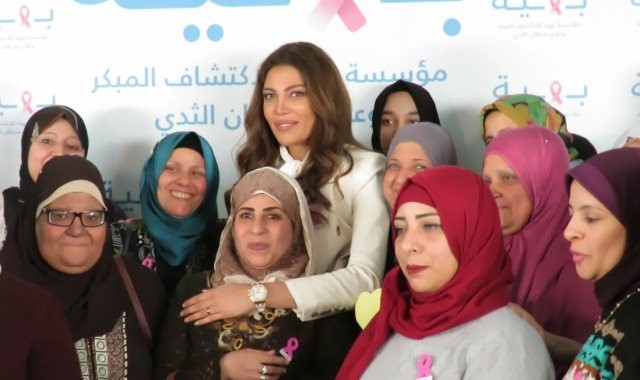ريهام حجاج تقضى يوما مع محاربات سرطان الثدى بمستشفى بهية